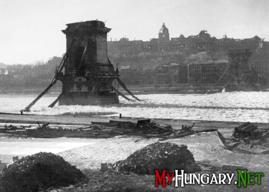 Мост Сечени в конце февраля в 1946 года после отступления нацистов