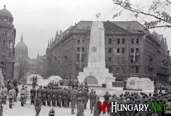 Открытие памятника советским воинам-освободителям, 1945 год