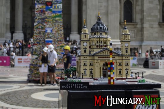 Венгерские школьники собрали самую высокую в мире башню из Lego