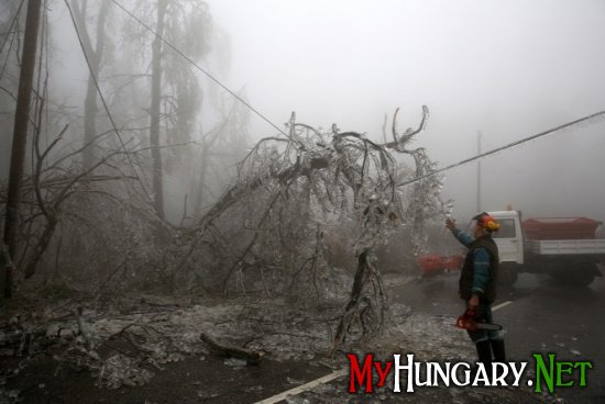 Ледяной дождь в Венгрии оставил людей без электричества