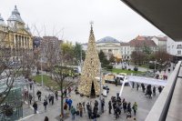 В Будапеште установили ёлку из деревянных цилиндров