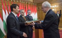Президент Венгрии вручил награды за заслуги