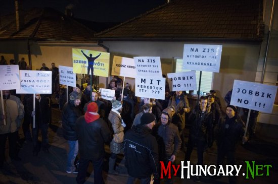 Сторонники националистической партии "Йоббик" провели демонстрацию в здании бывшей синагоги