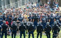 Венгрия собирается закрыть лагеря для беженцев