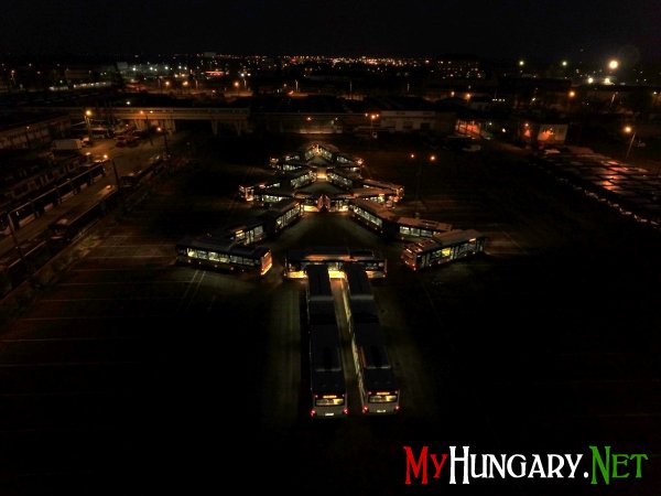 Венгерские водители сделали новогоднюю инсталляцию