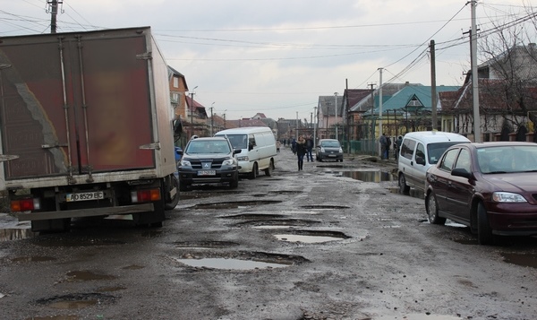 Закарпатские дороги около границы с Венгрией нуждаются в ремонте
