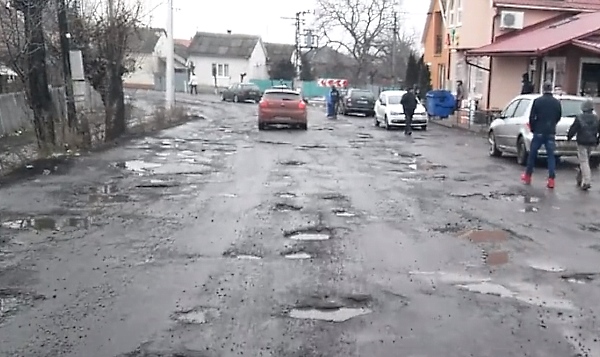 Закарпатские дороги около границы с Венгрией нуждаются в ремонте