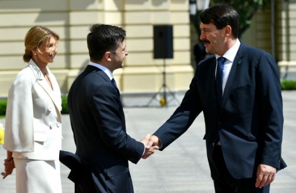 Президент Венгрии Янош Адер поздравил новоизбранного Президента Украины Владимира Зеленского