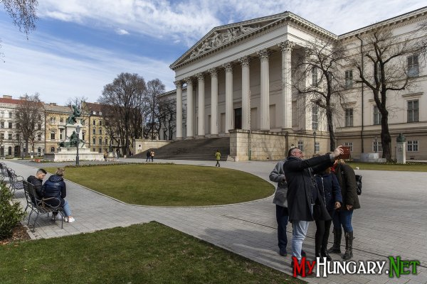 Из-за эпидемии коронавируса количество туристов в Будапеште резко сократилось (фото)